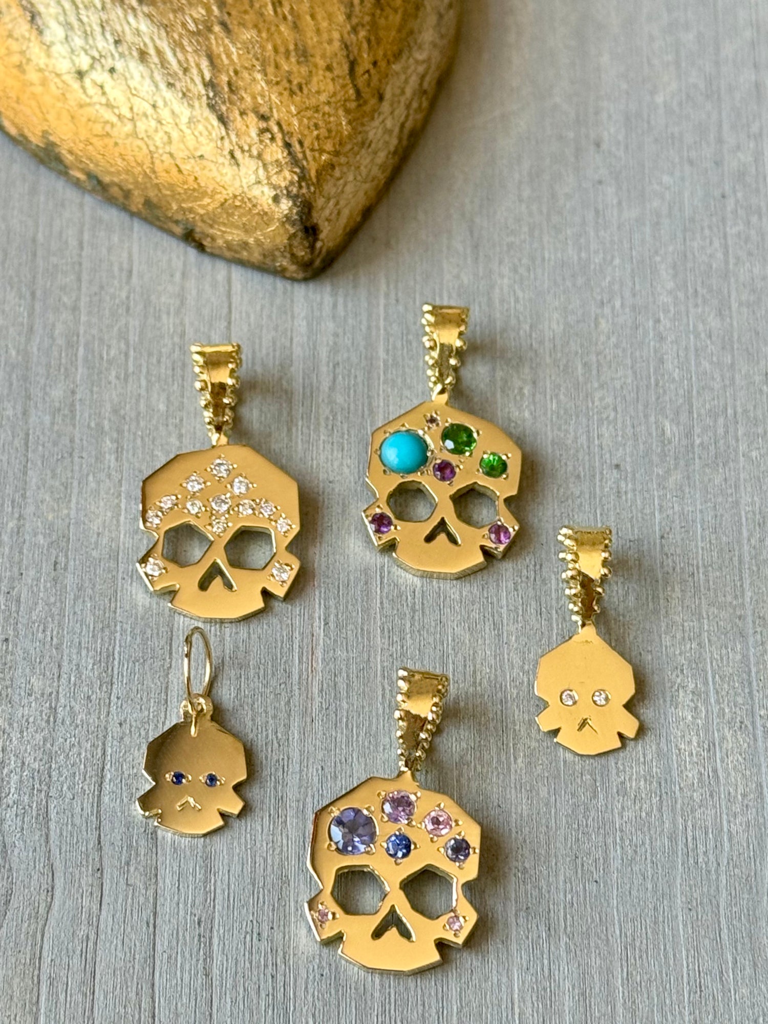 FACETTE PETIT SAPPHIRE SKULL CHARM | In-Stock