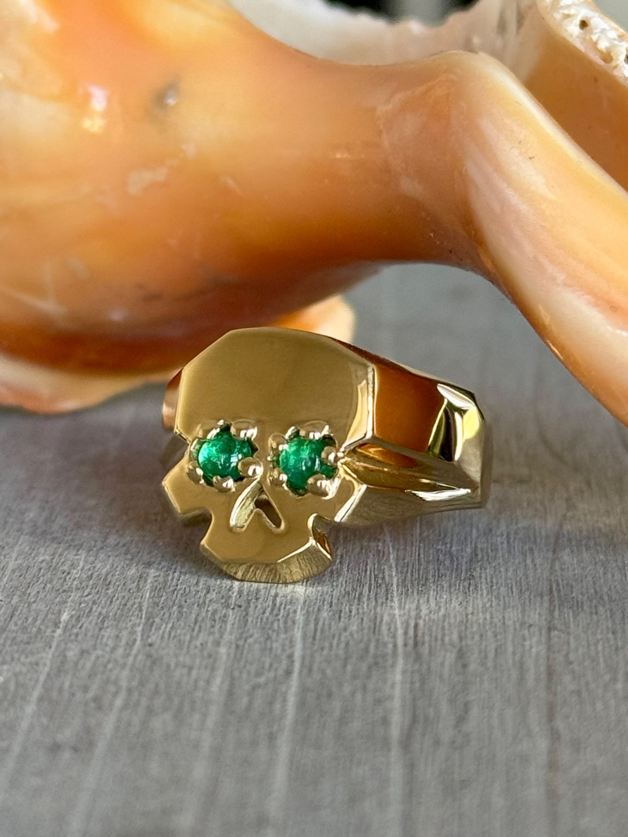 FACETTE EMERALD EYES SKULL RING | In-Stock