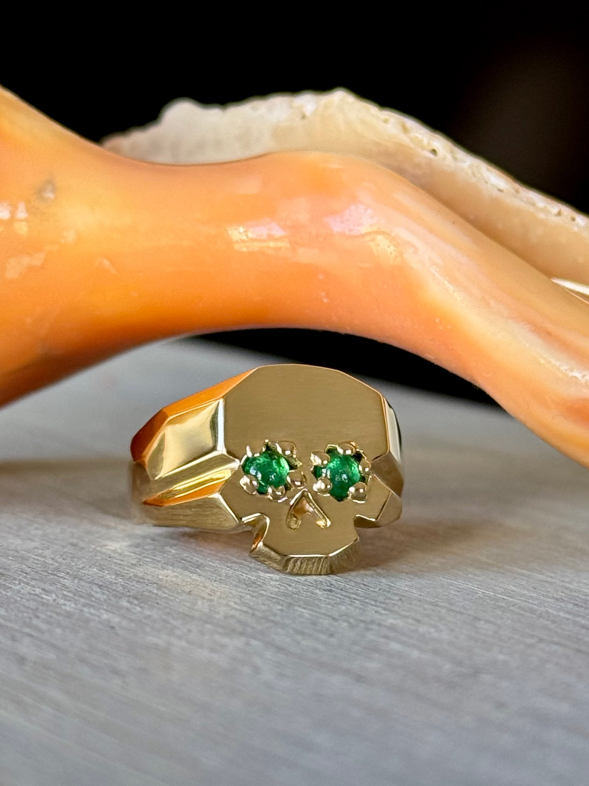 FACETTE EMERALD EYES SKULL RING | In-Stock