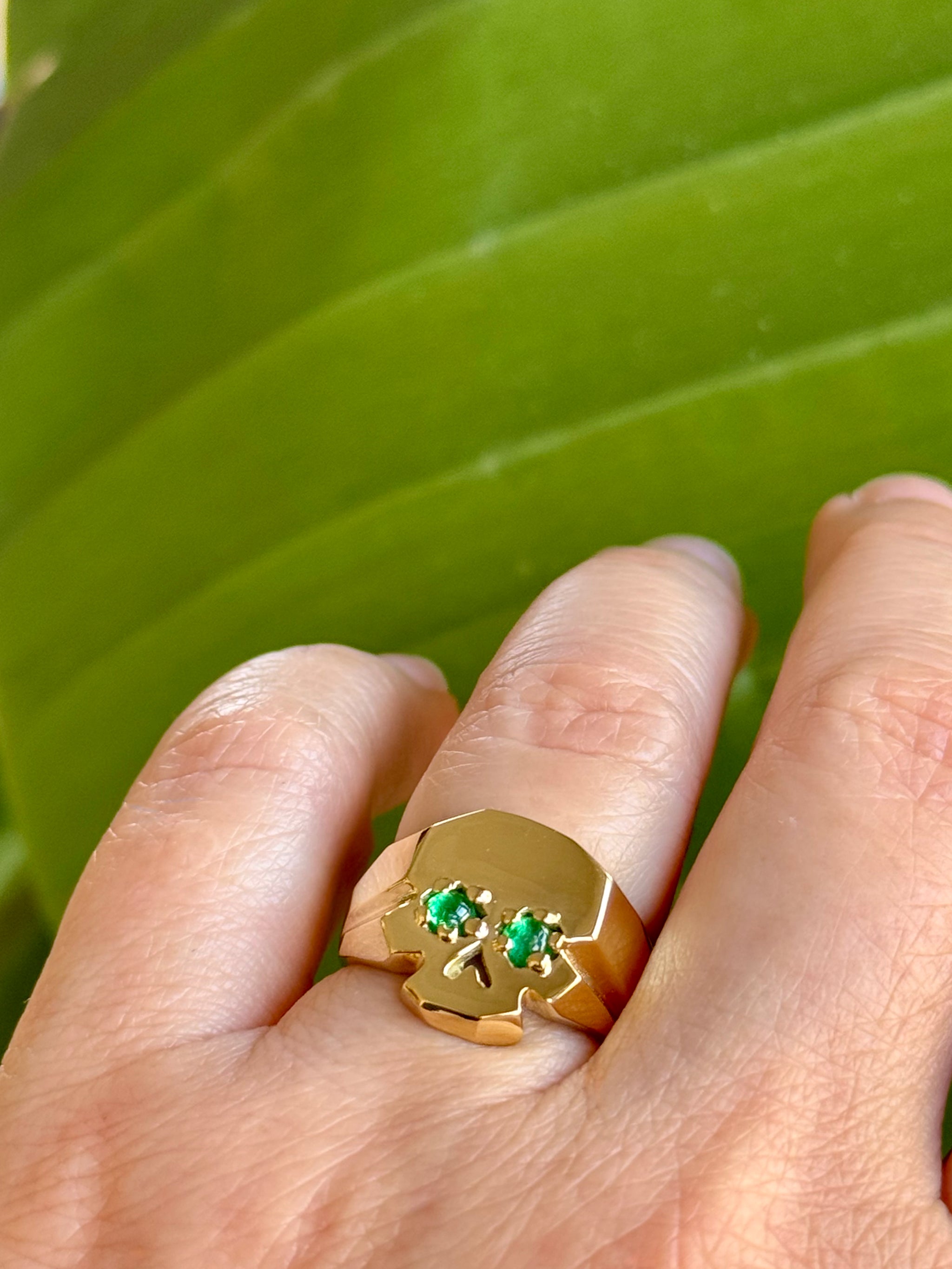 FACETTE EMERALD EYES SKULL RING | In-Stock