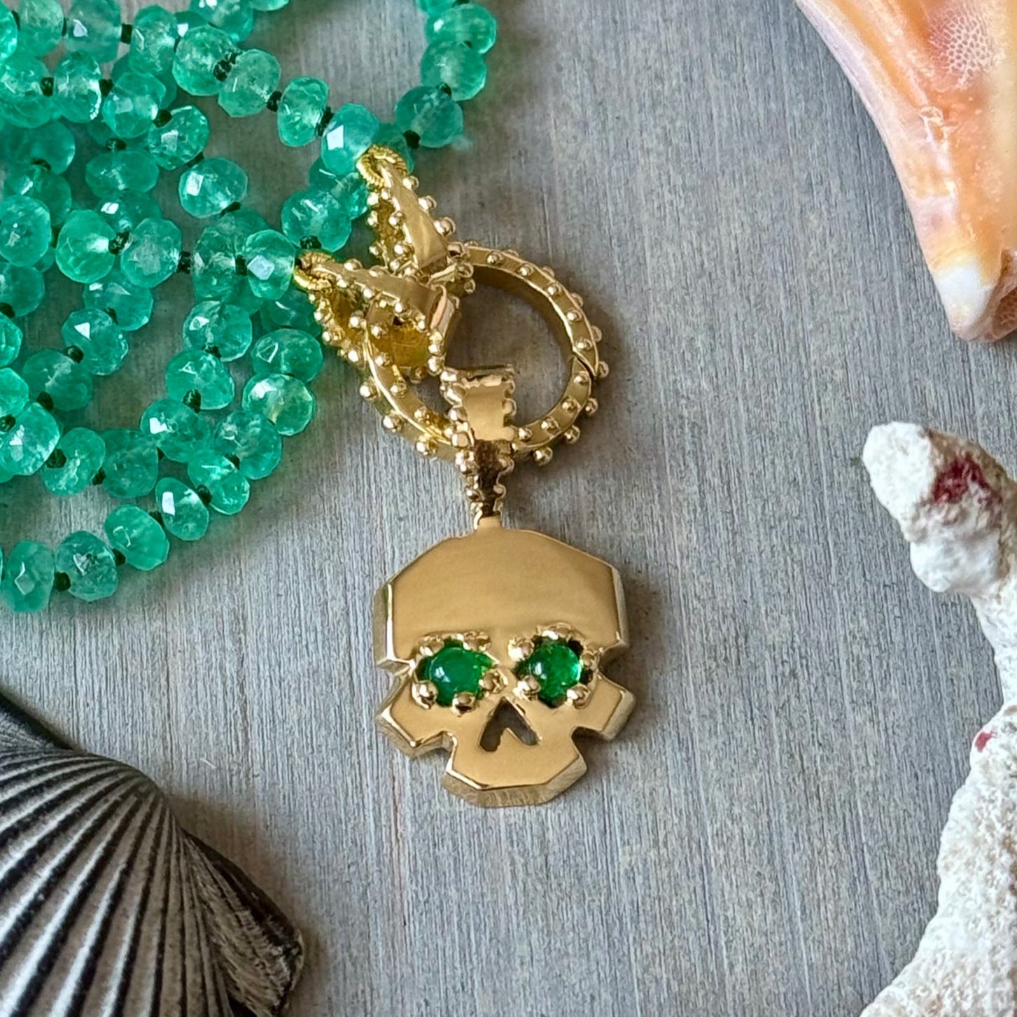 FACETTE EMERALD EYES SKULL CHARM | In-Stock