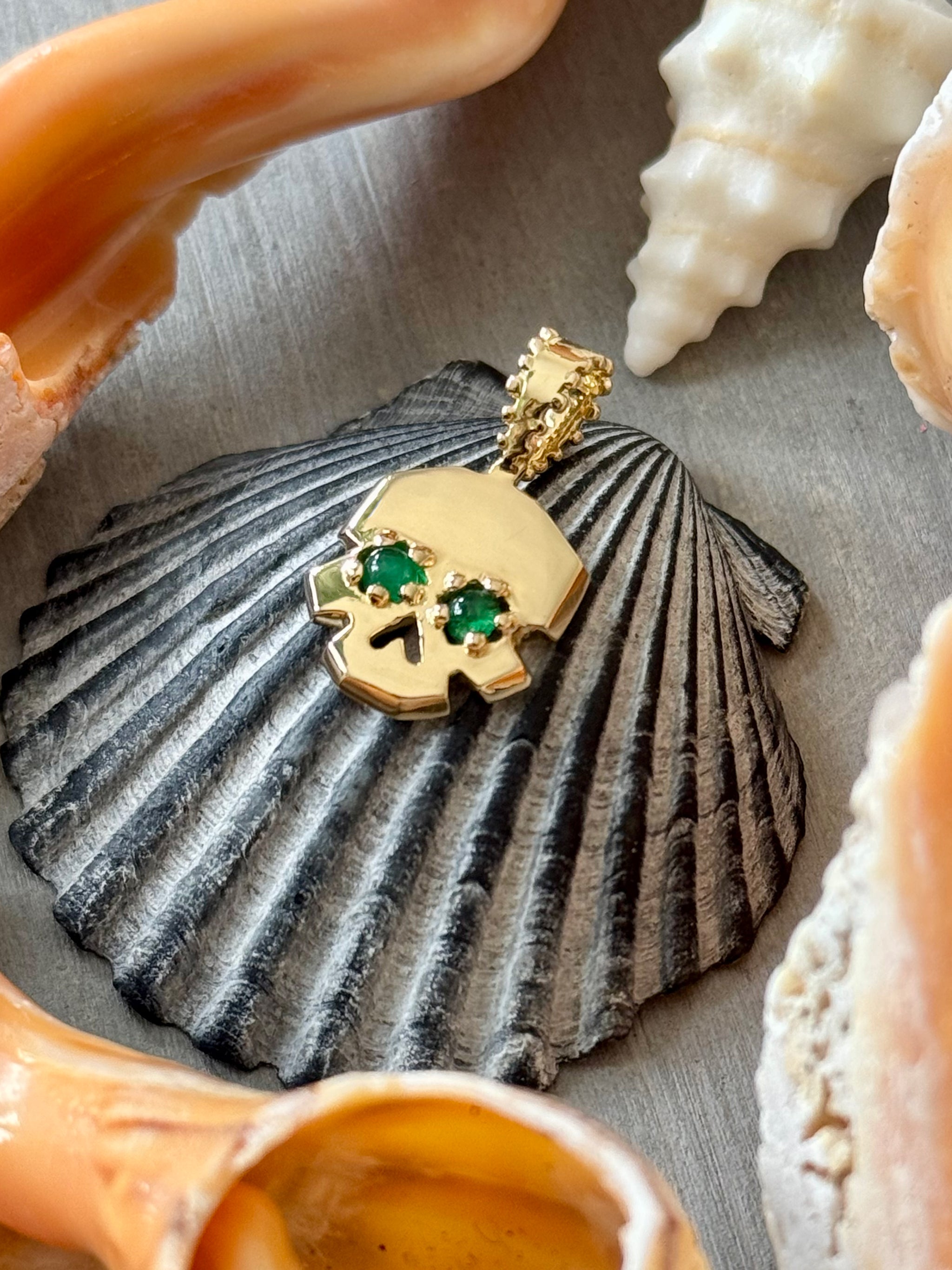 FACETTE EMERALD EYES SKULL CHARM | In-Stock